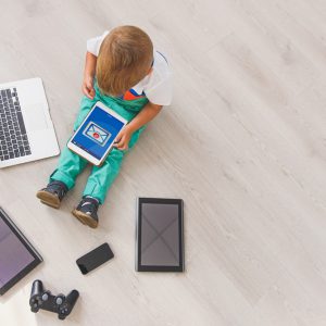 Znanstvenici objavili koliko točno vremena djeca dnevno smiju provesti uz mobitele, sve više od toga ozbiljno šteti njihovom razvoju